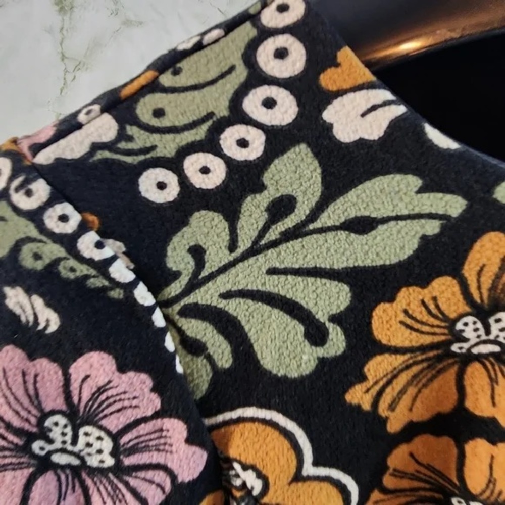 H&M 3/4 sleeve retro fall colors floral top black cropped size 12 - Picture 8 of 13